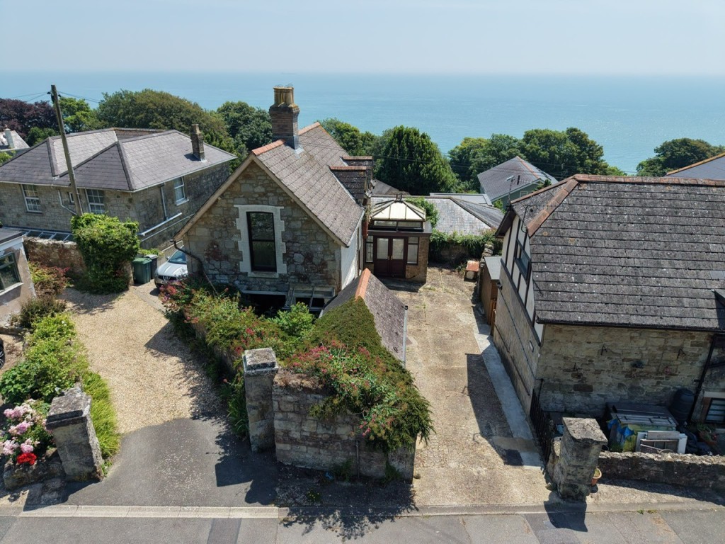 Lot: 88 - TWO-BEDROOM COTTAGE FOR IMPROVEMENT - The Cottage with the Sea Behind